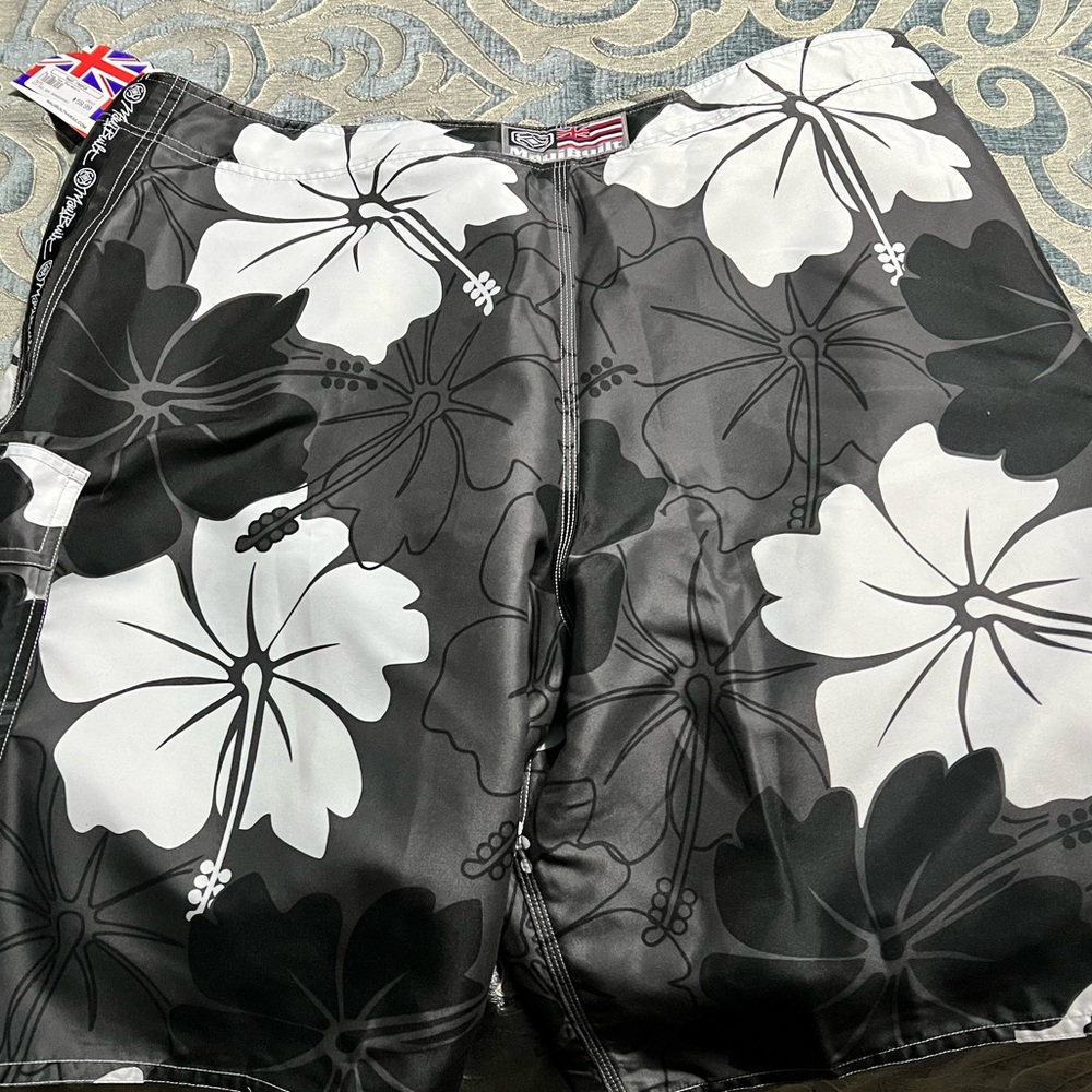 Maui Built Boardshorts size 44 - Brand New with tags - never worn -